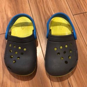 Crocs toddler 9. Dark grey with blue strap.